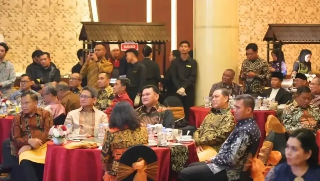 Gubernur Kalbar Ria Norsan memberikan apresiasi kepada Irjen Pol. Pipit Rismanto dalam acara kenal pamit Kapolda Kalbar di Ballroom Qubu Resort Pontianak.