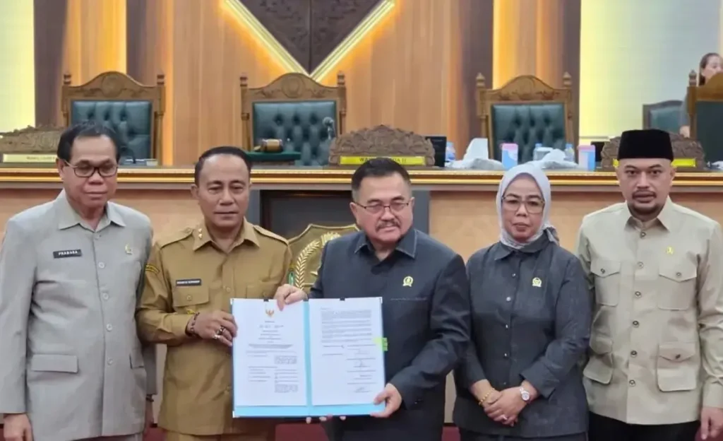 Wagub Kalbar Krisantus Kurniawan menghadiri Rapat Paripurna DPRD Kalbar dan menyampaikan pendapat akhir kepala daerah terkait Raperda Pertanggungjawaban Pelaksanaan APBD Tahun Anggaran 2025.