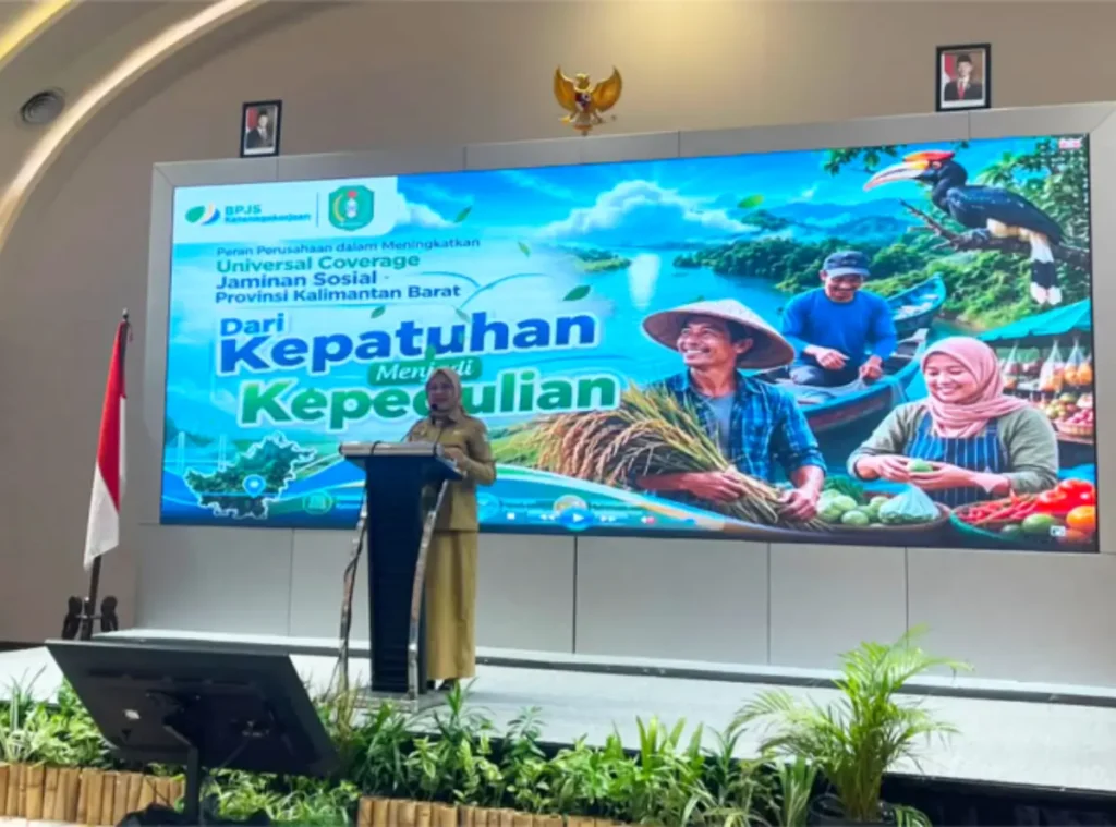 Kepala Bapperida Kalbar Linda Purnama memaparkan percepatan perlindungan Jamsostek bagi pekerja rentan di Pontianak.