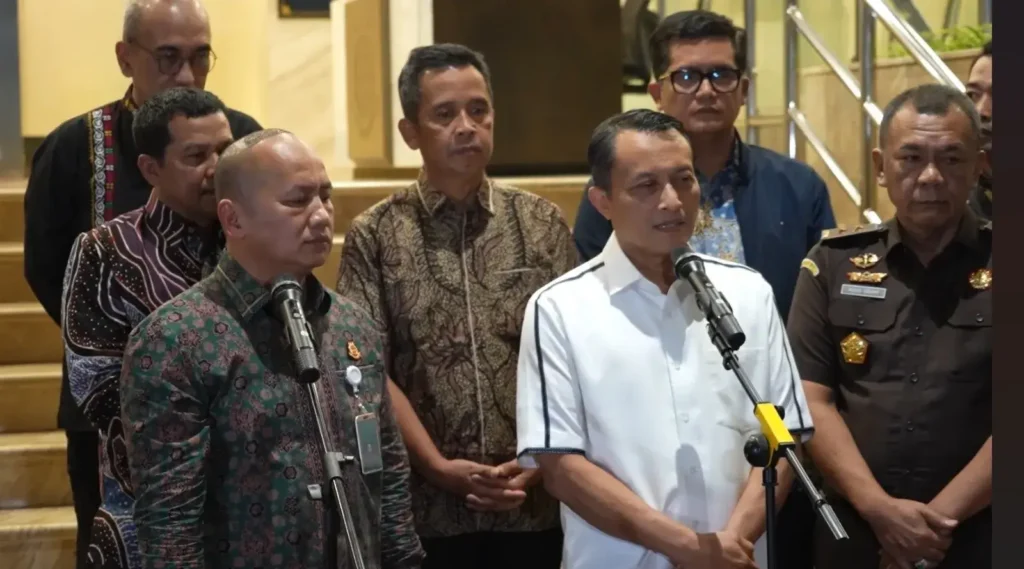 Kepala Pusat Penerangan Hukum (Kapuspenkum) Kejaksaan Agung, Anang Supriatna, menyampaikan keterangan resmi terkait penetapan tersangka dan penahanan mantan Jampidsus Febrie Adriansyah dalam kasus dugaan TPPU.