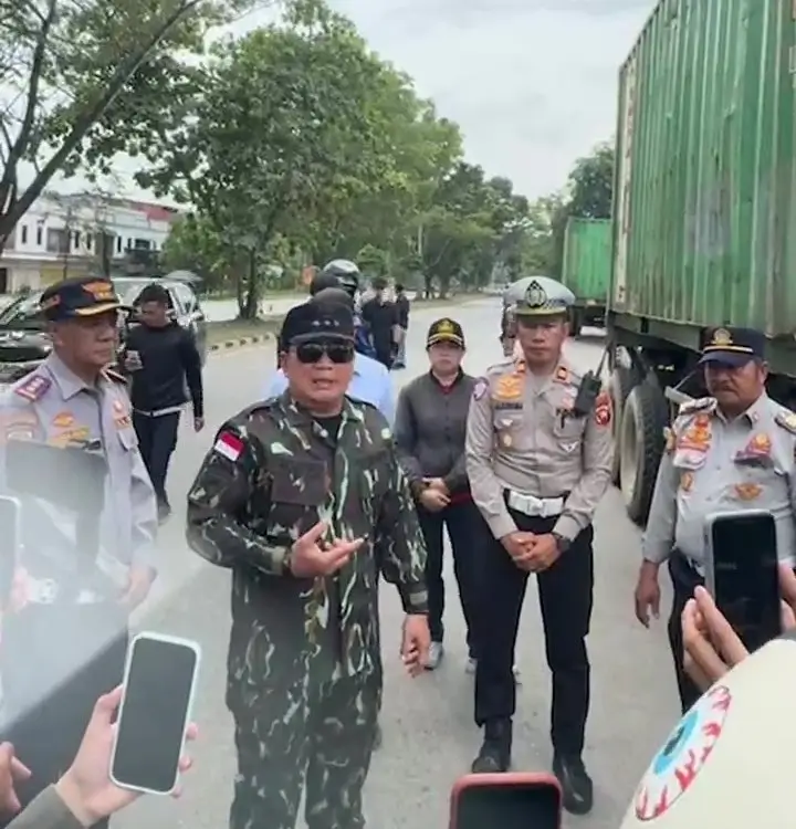 Bupati Kubu Raya Sujiwo meninjau lokasi parkir liar kontainer di badan jalan dan menyampaikan peringatan keras kepada pengusaha angkutan yang melanggar aturan.