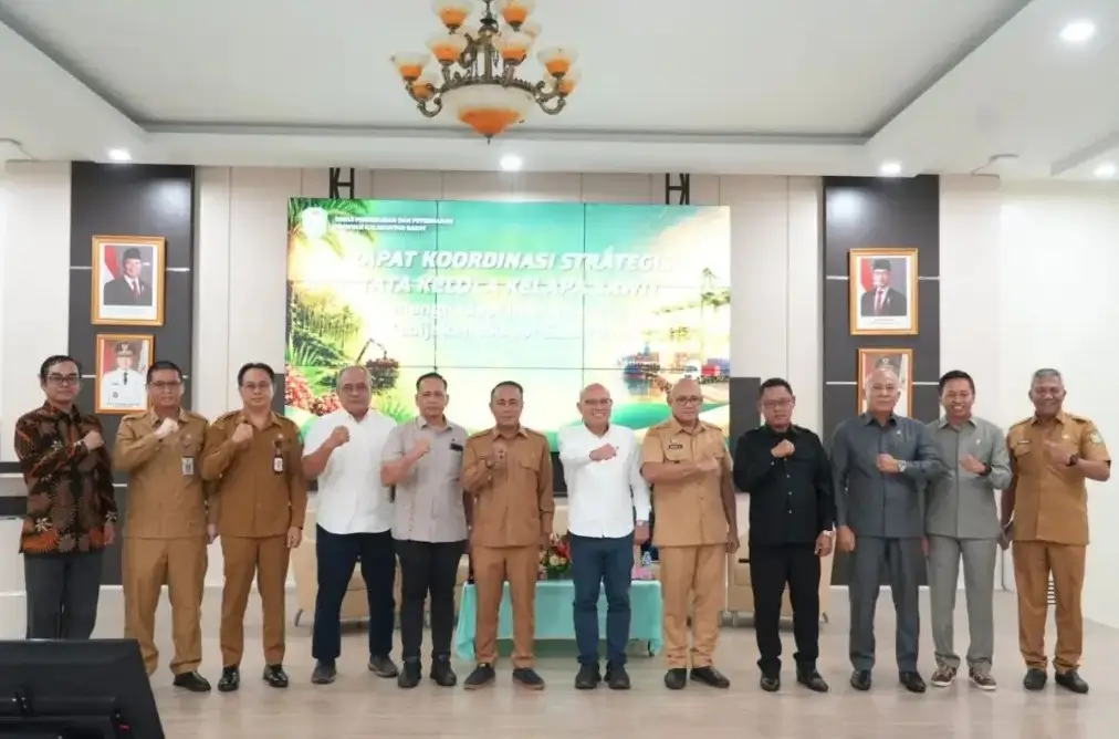 Wakil Gubernur Kalbar Krisantus Kurniawan memimpin rapat koordinasi bersama perusahaan kelapa sawit di Kantor Dinas Perkebunan dan Peternakan Provinsi Kalimantan Barat.