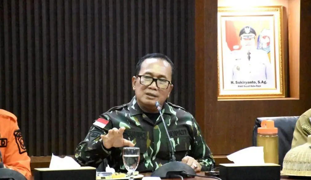 Bupati Kubu Raya Sujiwo memimpin Rapat Koordinasi Teknis Penanganan Karhutla di Kantor Bupati Kubu Raya bersama BPBD dan unsur lintas sektor.