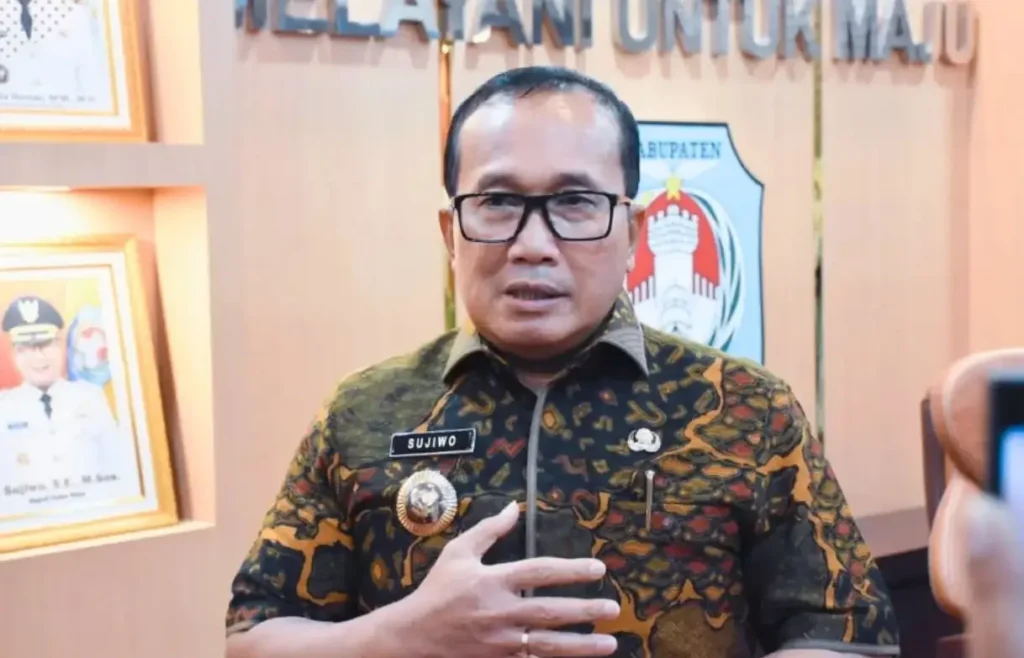 Bupati Kubu Raya Sujiwo menerima Camat Sungai Kakap dan Kepala Desa Jeruju Besar saat membahas hadiah Rp500 juta untuk Lomba Desa Tingkat Kabupaten.