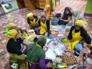 Masyarakat Desa Siantau mengikuti pelatihan peningkatan produk bernilai tambah untuk mendorong kemandirian ekonomi.