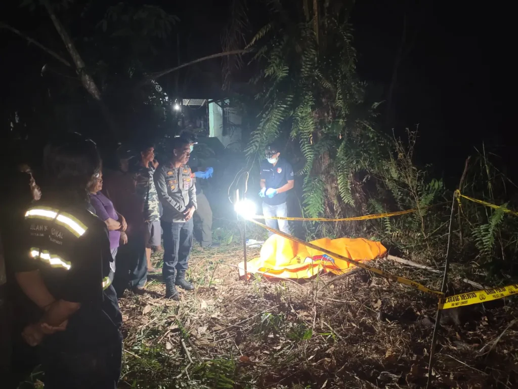 Petugas kepolisian melakukan olah TKP di lokasi penemuan jasad pria berinisial J.F.M. di area perkebunan kelapa sawit, Desa Toho Ilir, Kabupaten Mempawah.