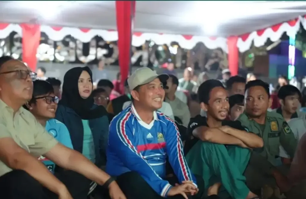 Gubernur Kalbar Ria Norsan bersama warga mengikuti nobar perebutan tempat ketiga Piala Dunia 2026 di Halaman Kantor Gubernur Kalbar.