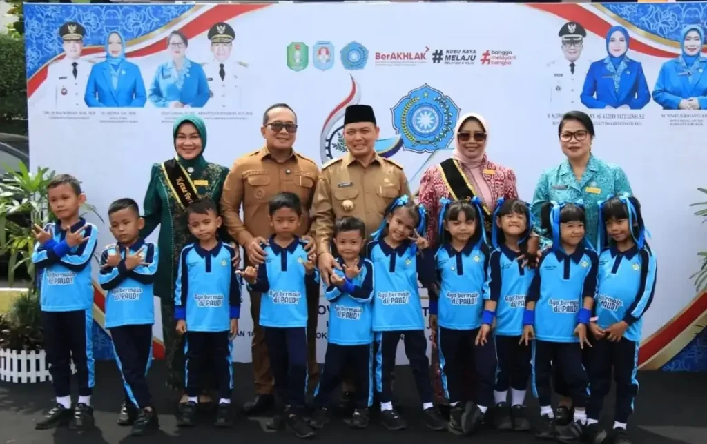 Gubernur Kalbar Ria Norsan membuka Rakor Pokja Bunda PAUD dan mengukuhkan Pengurus FORIKAN Kalbar.