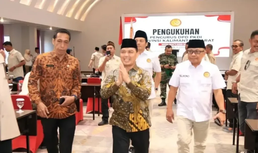 Gubernur Kalimantan Barat Ria Norsan mengukuhkan pengurus DPD PKDI Kalbar di Hotel Mercure Pontianak dan menyampaikan Kalbar telah bebas dari desa tertinggal.