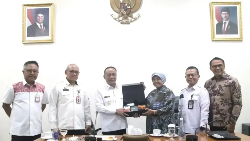 Wakil Gubernur Kalbar Krisantus Kurniawan usai memimpin rapat koordinasi Program Ekstensifikasi Lahan Kelapa Sawit PTPN IV di Kantor Gubernur Kalimantan Barat.