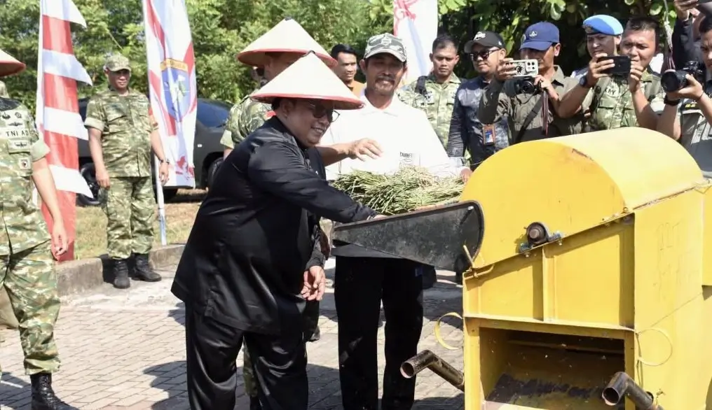 Wakil Bupati Kubu Raya Sukiryanto menghadiri panen raya serentak di Desa Arang Limbung, Kecamatan Sungai Raya.
