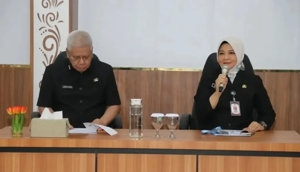 Sekda Kalbar Harisson memberikan pembekalan kepada jajaran Bapenda kabupaten dan kota se-Kalimantan Barat terkait optimalisasi penagihan pajak daerah di BPSDM Kalbar.