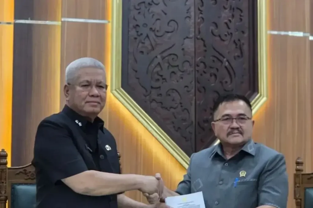 Sekda Kalbar Harisson menyampaikan jawaban pemerintah dalam Rapat Paripurna DPRD Kalbar terkait perubahan pengelolaan Barang Milik Daerah.
