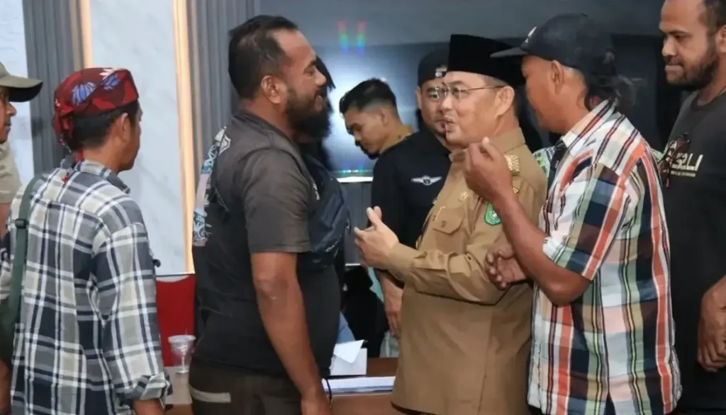 Gubernur Kalbar Ria Norsan berdialog dengan perwakilan Persatuan Sopir Kalbar membahas pengawasan distribusi BBM subsidi di Kantor Gubernur Kalbar.