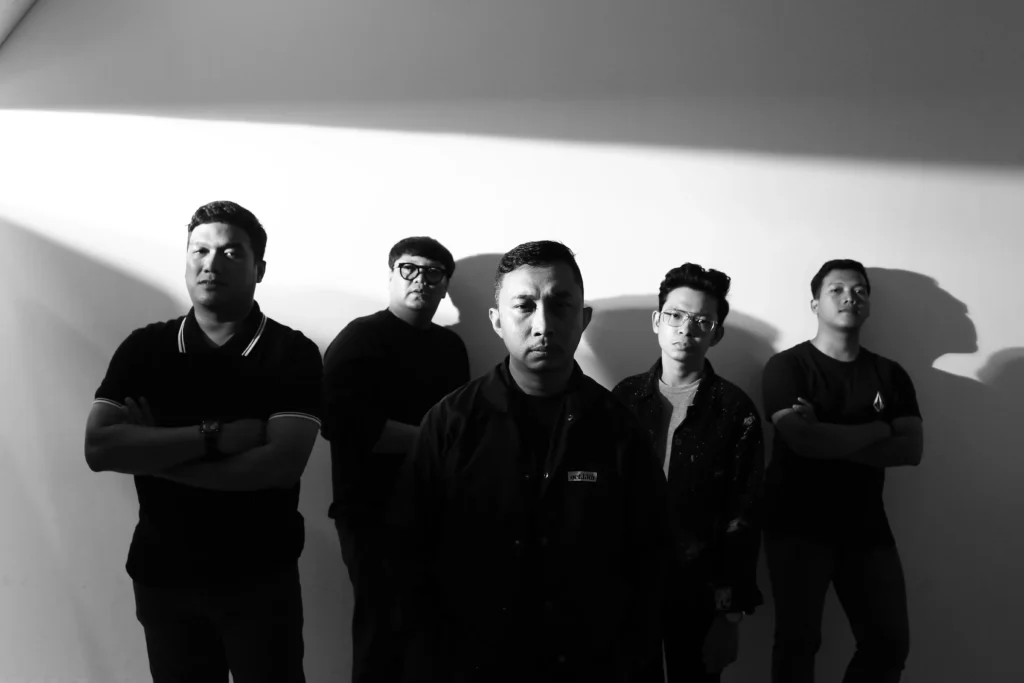 Personel band HOPE! asal Pontianak memperkenalkan single terbaru H.O.M.E., karya berbahasa Inggris pertama yang mengangkat tema kerinduan dan makna tempat pulang.