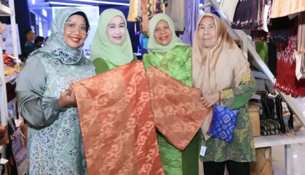 Ketua Dekranasda Kalbar Erlina Ria Norsan meninjau stan produk kriya Kalimantan Barat pada HUT ke-46 Dekranas di Makassar.