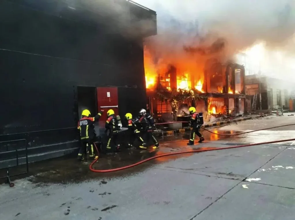 Petugas pemadam kebakaran dan tim penyelamat mengevakuasi korban di lokasi kebakaran pub di Bangkok, Thailand.