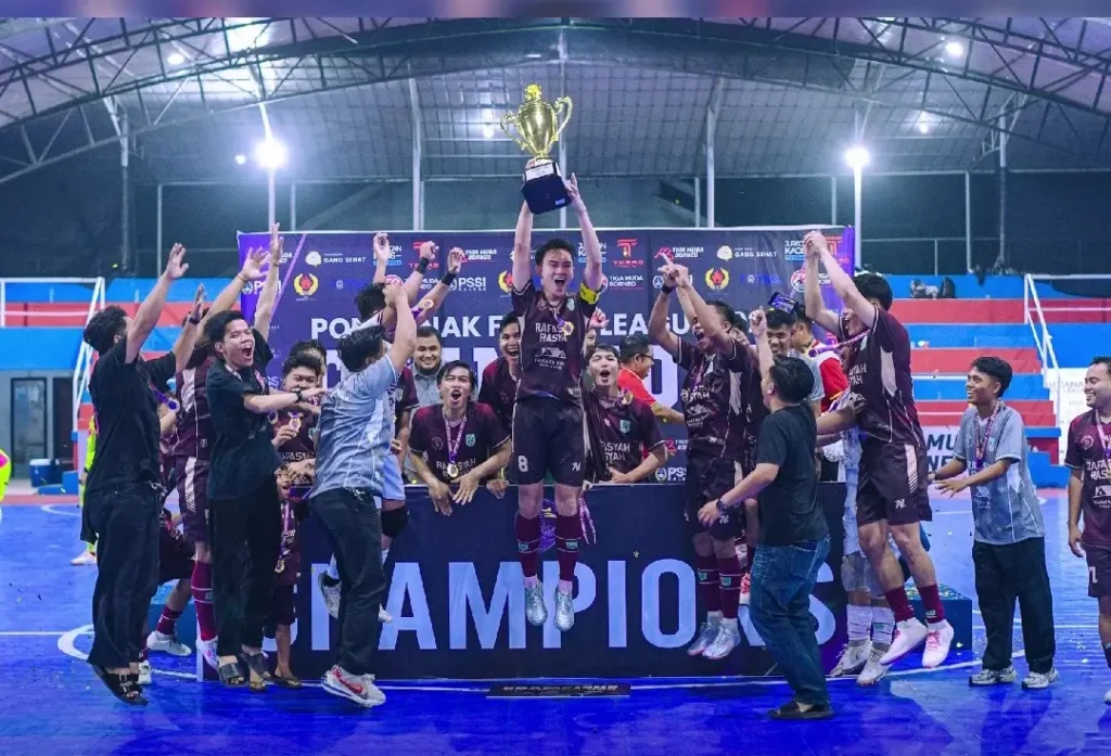 Pemain RR FC merayakan keberhasilan menjadi juara Pontianak Futsal League 2026 usai mengalahkan Muhajirin FC di Sport Hall UPGRI Pontianak.