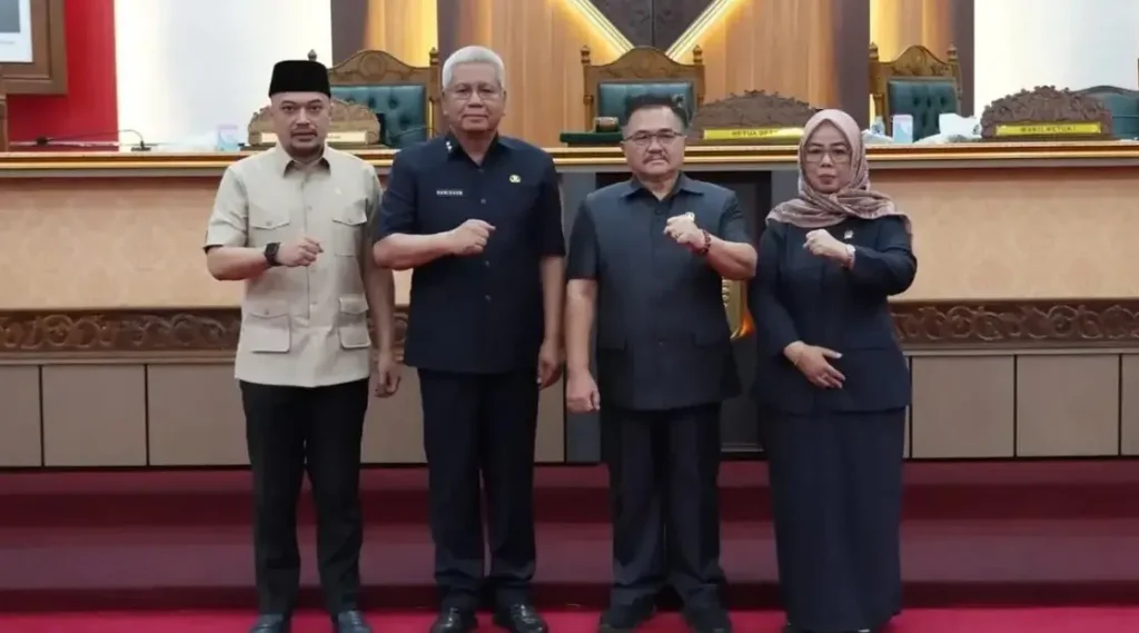 Sekda Kalbar Harisson menyampaikan penjelasan Raperda revisi Perda Pajak Daerah dan Retribusi Daerah dalam Rapat Paripurna DPRD Kalbar.