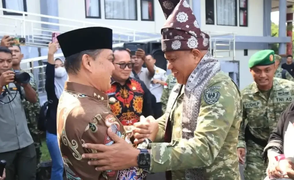 Gubernur Kalbar Ria Norsan menyambut Wakil Kepala Staf Angkatan Darat Letjen TNI Muhammad Saleh Mustafa di Bandara Internasional Supadio, Pontianak.