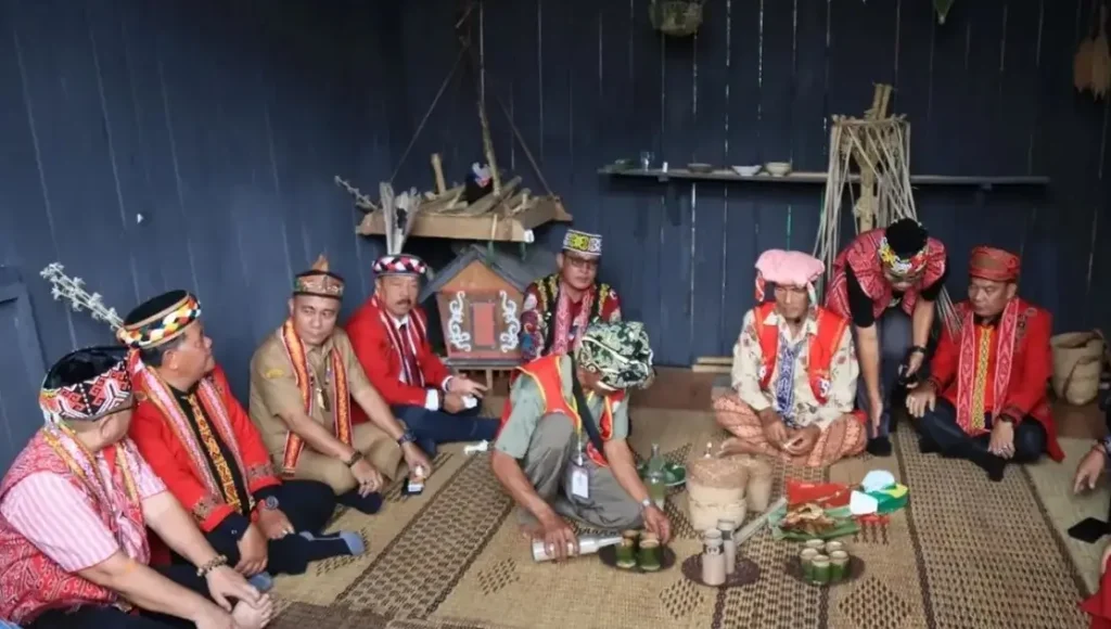 Wakil Gubernur Kalimantan Barat Krisantus Kurniawan menghadiri Pekan Gawai Adat Dayak Nosu Minu Podi XXII di Rumah Betang Dori' Mpulor, Kabupaten Sanggau.