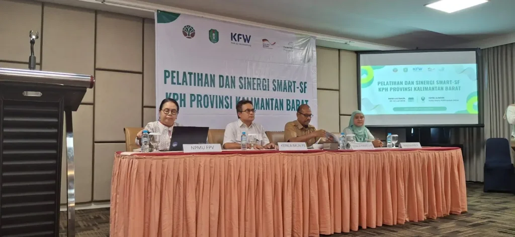 Petugas DLHK Kalbar mengikuti peluncuran sistem digital SMART SF untuk memperkuat pengawasan kawasan hutan di Kalimantan Barat.