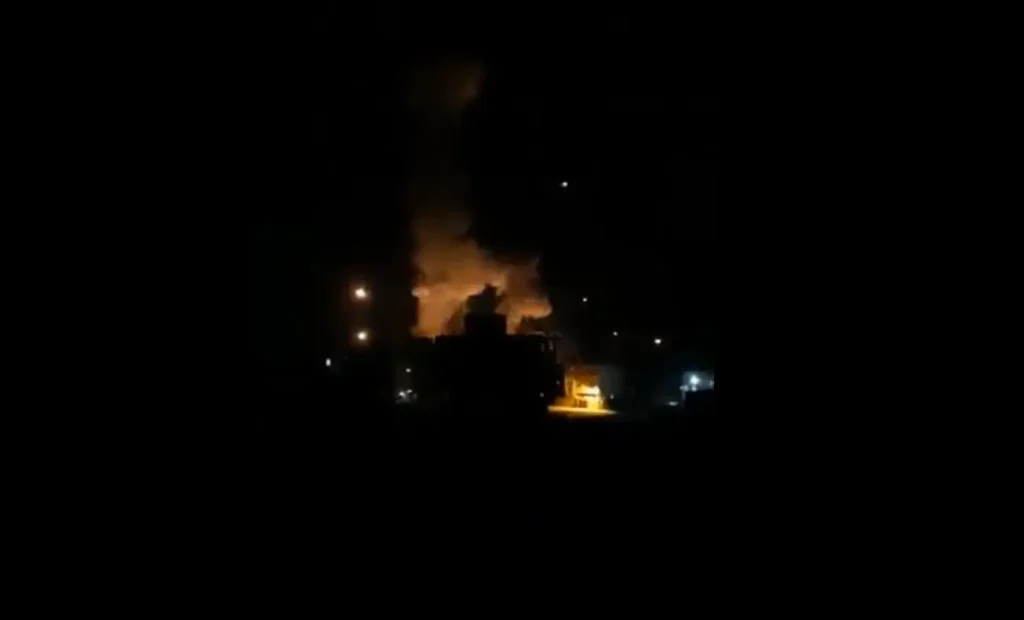 Asap membumbung setelah serangan udara dalam eskalasi konflik antara Amerika Serikat dan Iran di kawasan Timur Tengah.