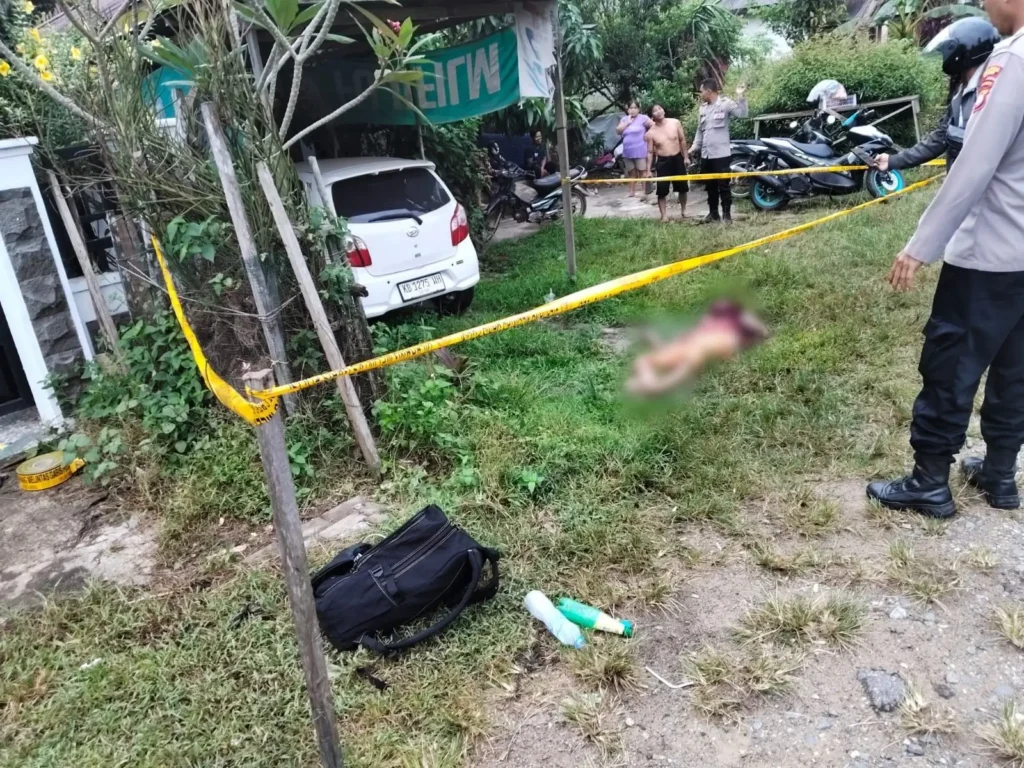 Petugas Polres Sekadau melakukan olah TKP penemuan mayat seorang pria di Dusun Senuruk, Kecamatan Sekadau Hilir.