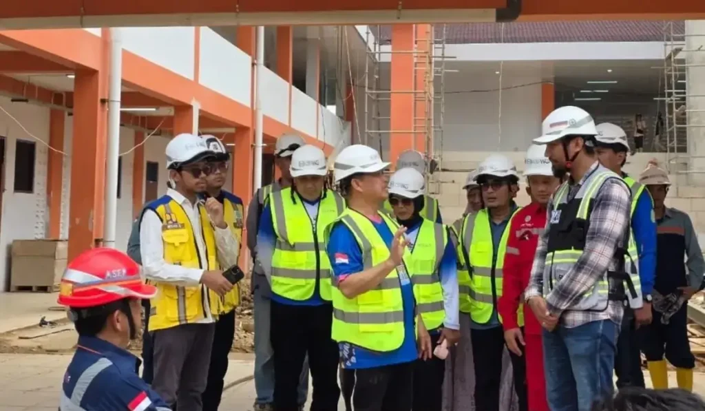 Gubernur Kalimantan Barat Ria Norsan meninjau pembangunan Sekolah Rakyat di Kelurahan Sagatani, Kota Singkawang, yang progres pembangunannya telah mencapai 80 persen.