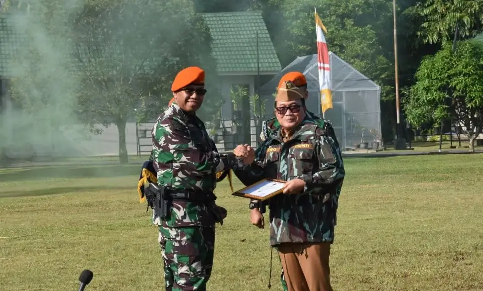 Bupati Kubu Raya Sujiwo menerima penyematan jaket Warga Kehormatan Korpasgat TNI AU dari Panglima Korpasgat Marsekal Madya TNI Deny Muis.