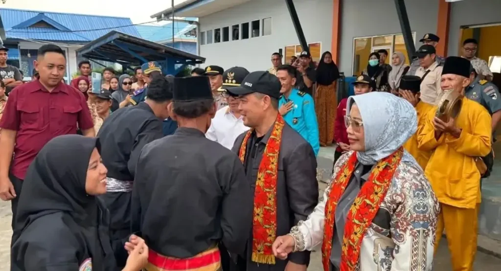 Gubernur Kalbar Ria Norsan berdialog dengan masyarakat Teluk Batang saat pelaksanaan Program Gema Membangun Desa di Kabupaten Kayong Utara.