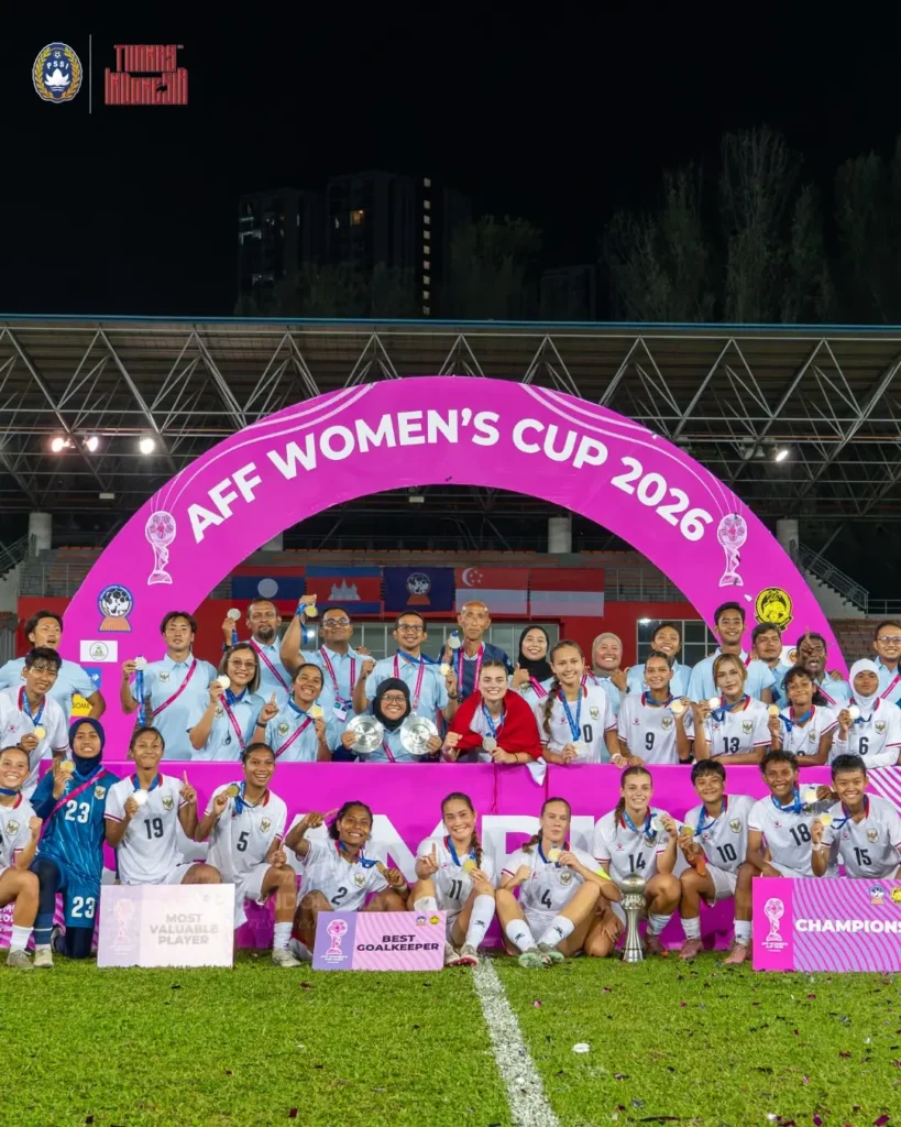 Timnas Putri Indonesia merayakan gelar juara Piala AFF Wanita 2026 setelah mengalahkan Laos 5-0 di final Kuala Lumpur.