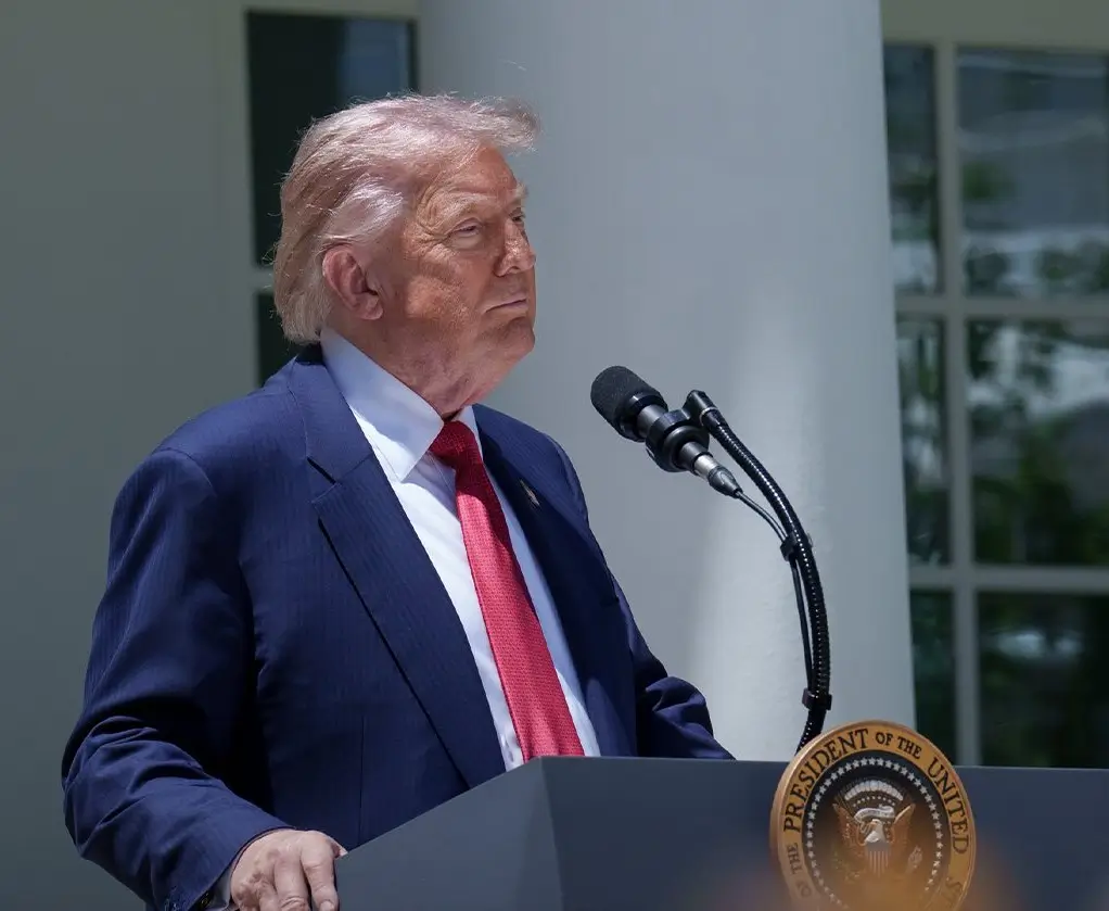 Presiden Amerika Serikat Donald Trump mengumumkan pencabutan tarif Selat Hormuz dan pembukaan kembali jalur pelayaran internasional.
