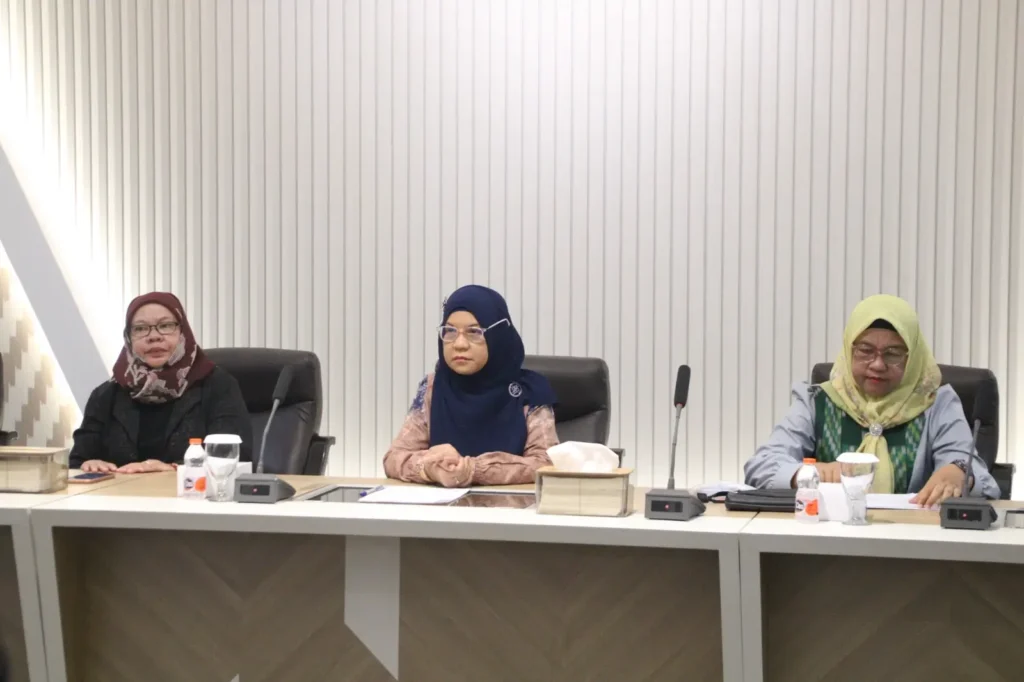 Staf Ahli Bidang Pemerintahan dan SDM Sekretariat Daerah Kota Pontianak, Rusdalita membuka sosialisasi RANHAM di Ruang Rapat Wali Kota Pontianak.