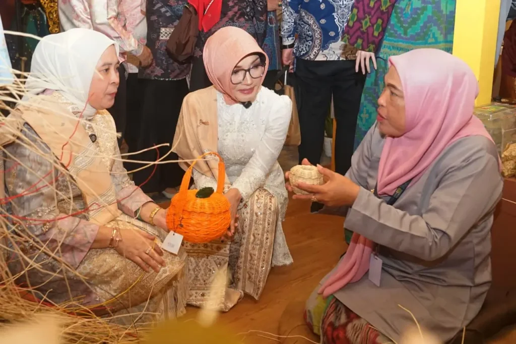 Ketua Dekranasda Kota Pontianak Yanieta Arbiastutie memperlihatkan hasil kerajinan para pengrajin Kota Pontianak di ajang Indonesia City Expo 2026 di Medan.