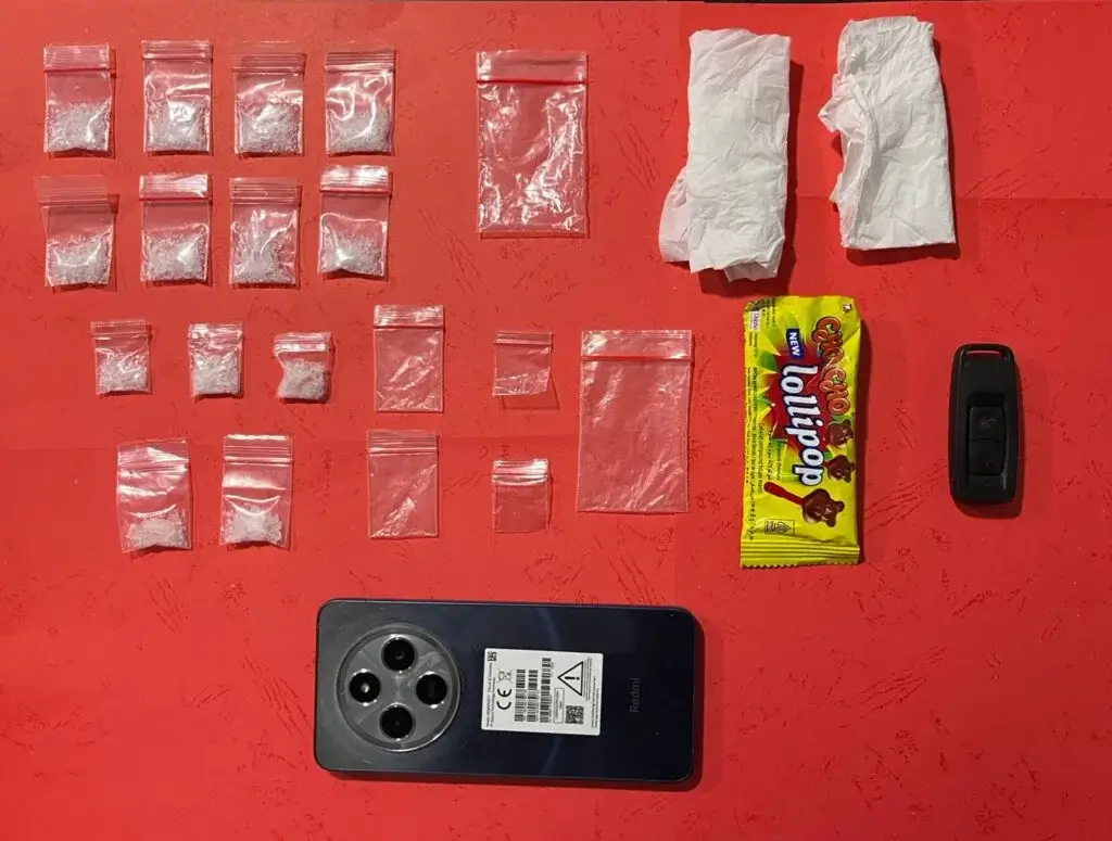Petugas Polres Kubu Raya menunjukkan barang bukti sabu yang disembunyikan dalam bungkus permen lolipop.