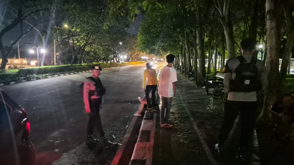 Personel Patroli Enggang Polresta Pontianak membubarkan kerumunan remaja yang diduga hendak melakukan aksi balap liar di Jalan Sutoyo, Kota Pontianak.