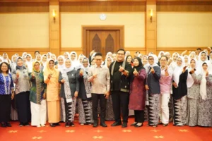Wali Kota Pontianak Edi Rusdi Kantono foto bersama seluruh pengurus dan anggota Ikatan Bidan Indonesia (IBI) Kota Pontianak.
