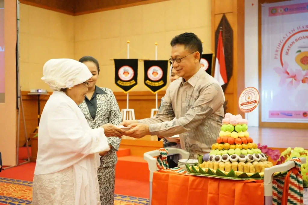 Penyerahan cenderamata kepada Wali Kota Pontianak Edi Rusdi Kamtono pada HUT ke-75 Ikatan Bidan Indonesia.