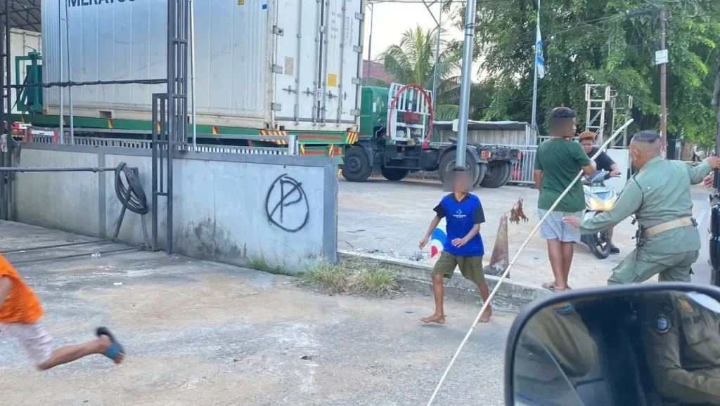 Satpol PP Kota Pontianak menggelar penertiban permainan layangan.