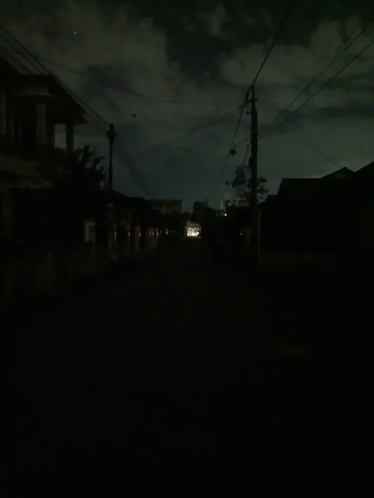 Pemadaman listrik bergilir menyebabkan sejumlah rumah dan bangunan di Pontianak gelap pada malam hari.