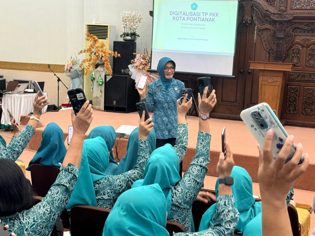 Ketua TP PKK Kota Pontianak Yanieta Arbiastutie menyampaikan arahan tentang transformasi digital kepada kader PKK.