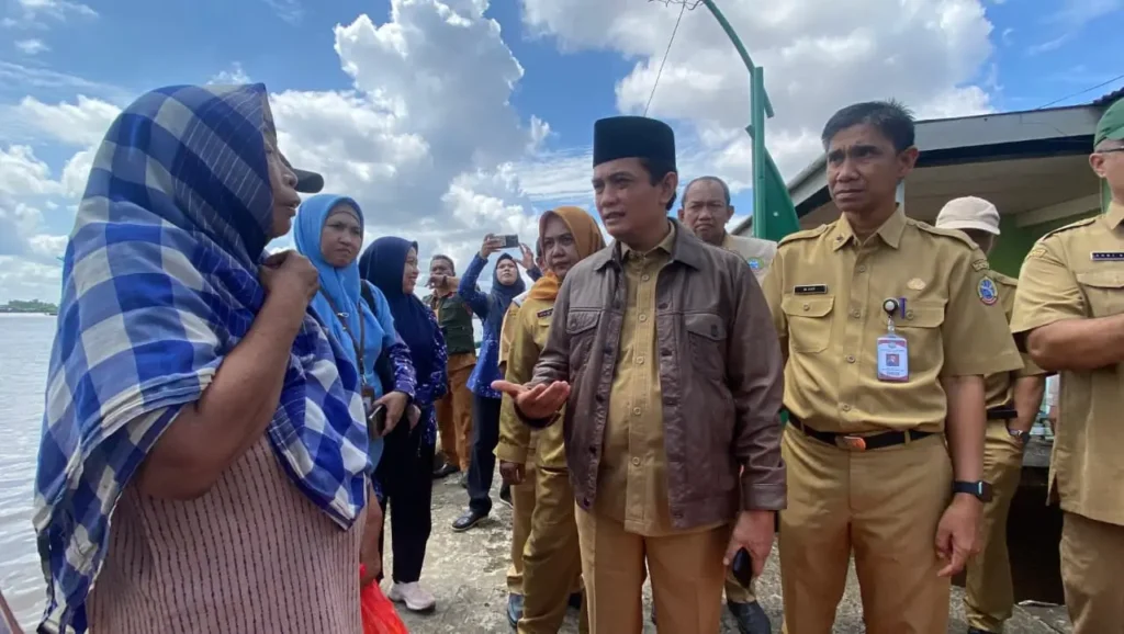 Wakil Wali Kota Pontianak Bahasan berdialog dengan Ani (57), pemilik rumah yang roboh, sekaligus menyerahkan bantuan sandang dan pangan.