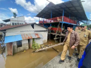 Wakil Wali Kota Pontianak Bahasan meninjau rumah warga yang roboh di tepian Sungai Kapuas, Jalan Alpokat Indah Jalur 5.