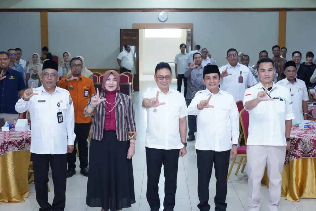 Wali Kota Pontianak Edi Rusdi Kamtono memberikan arahan dalam Rapat Pleno TPAKD Kota Pontianak 2026 terkait percepatan penyaluran Kredit Usaha Rakyat bagi UMKM.