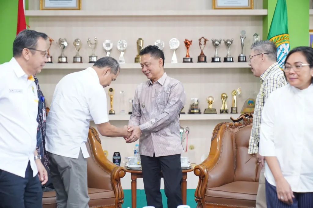 Wali Kota Pontianak Edi Rusdi Kamtono menerima audiensi Pengurus Pusat (PP) Persatuan Bulutangkis Seluruh Indonesia (PBSI) di Ruang VIP Kantor Wali Kota Pontianak, Kamis (9/7/2026).
