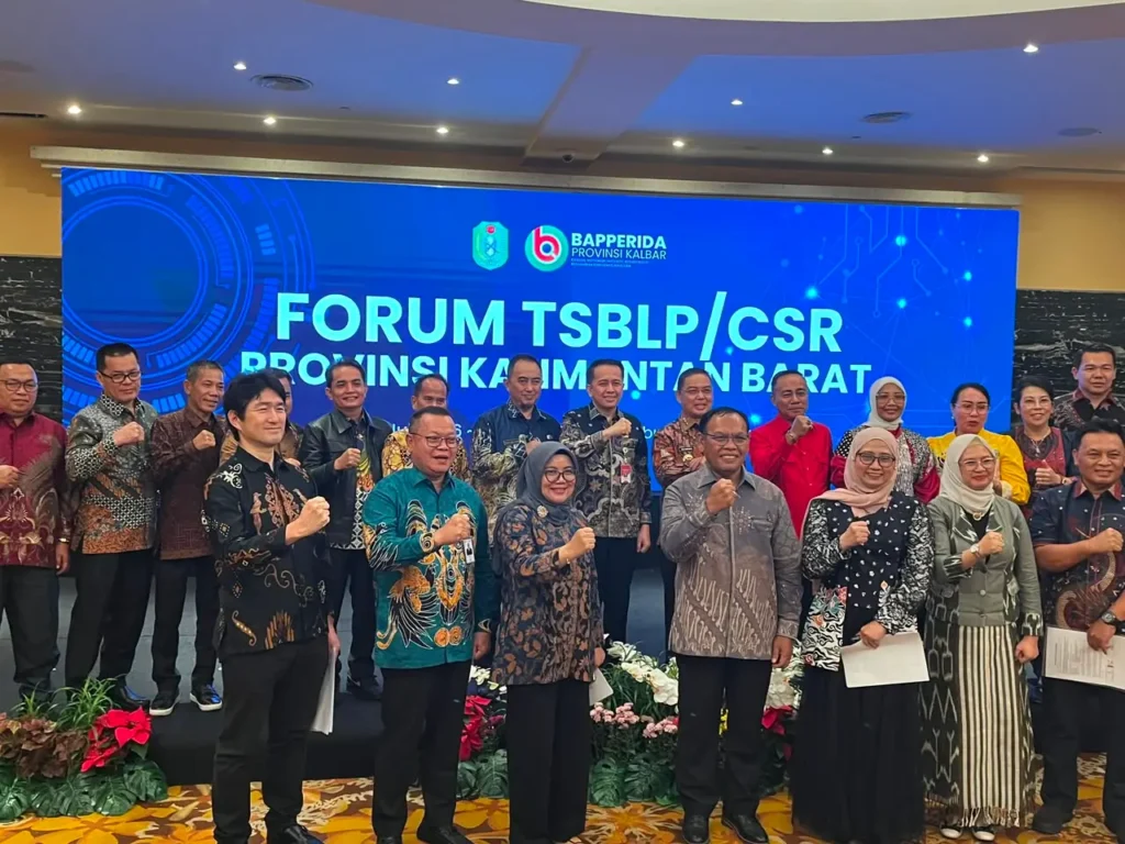 Para perwakilan perusahaan berfoto bersama kepala daerah se-Kalbar usai menandatangani komitmen bersama untuk pelaksanaan program prioritas pembangunan daerah tahun 2027.