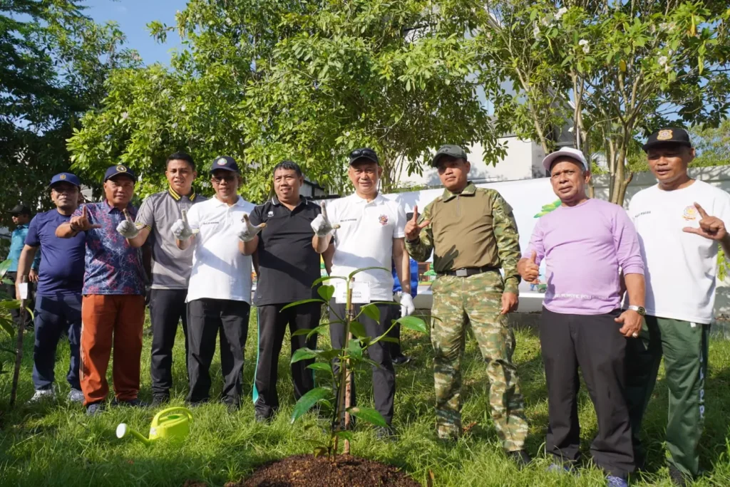 Wali Kota Pontianak Edi Rusdi Kamtono menanam pohon dalam rangkaian penyelenggaraan Aksi Satpol PP dan Satlinmas Mewujudkan Indonesia ASRI yang dipusatkan di Taman Alun Kapuas Pontianak, Jumat (10/7/2026).