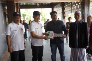 Wali Kota Pontianak Edi Rusdi Kamtono menyerahkan secara simbolis bantuan kendaraan roda tiga kepada perwakilan kelompok pengelola sampah di halaman Kantor Wali Kota Pontianak, Jumat (10/7/2026).