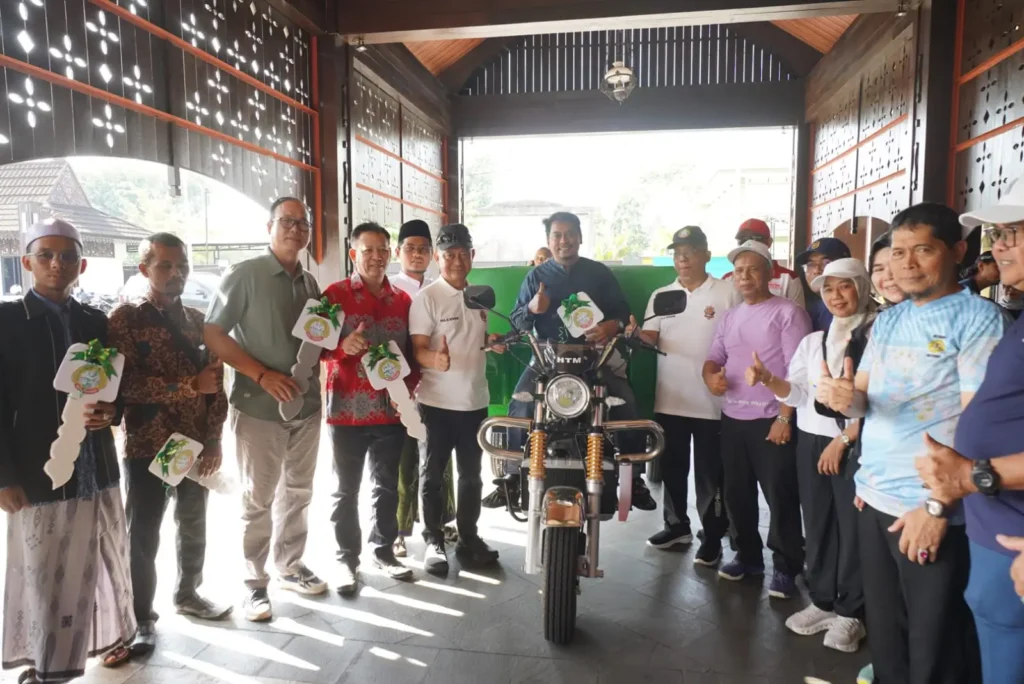 Wali Kota Pontianak Edi Rusdi Kamtono menyerahkan secara simbolis bantuan kendaraan roda tiga kepada perwakilan kelompok pengelola sampah di halaman Kantor Wali Kota Pontianak, Jumat (10/7/2026).